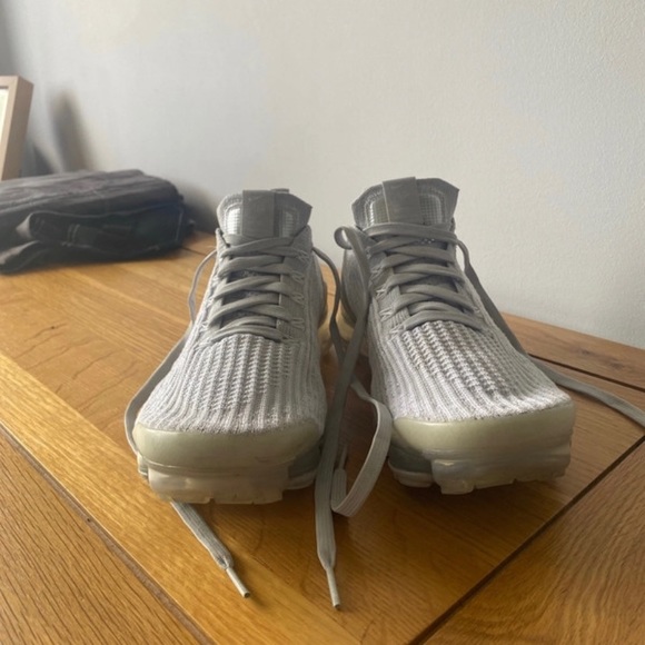 White Nike vapormax - Picture 2 of 3